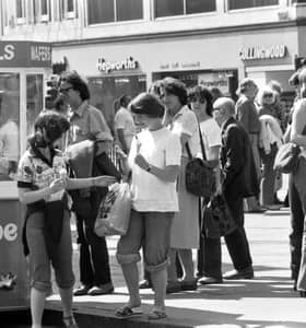 An ice cream kiosk does a roaring trade on Princes Street in June 1979