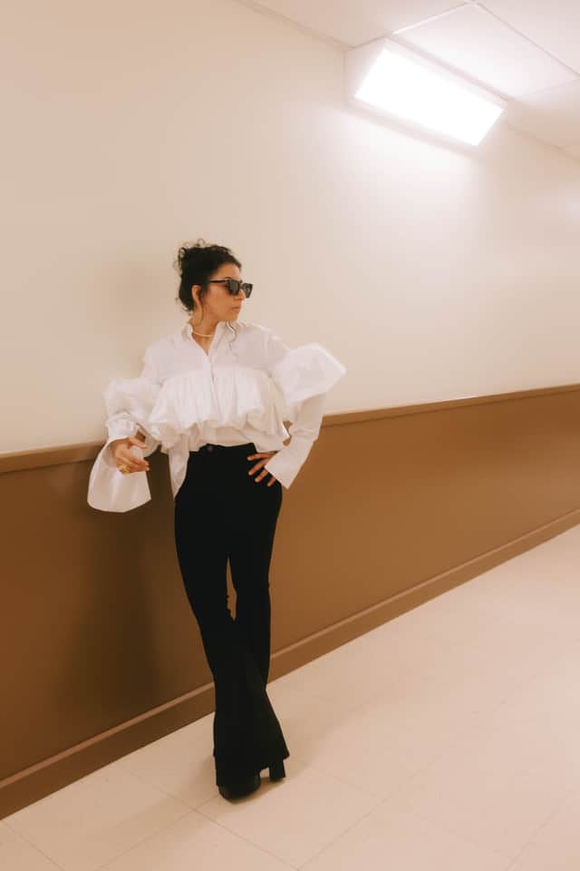 Arooj Aftab was born to Pakistani parents expatriated in Riyadh, Saudi Arabia and reurned with her family to Lahore when she was 11 before moving to the US at the age of 19 to study music and she now lives in New York.