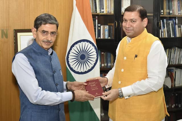 Sundeep Bhutoria, handing over a copy of Gitanjali to West Bengal Governor, Shri R N Ravi
