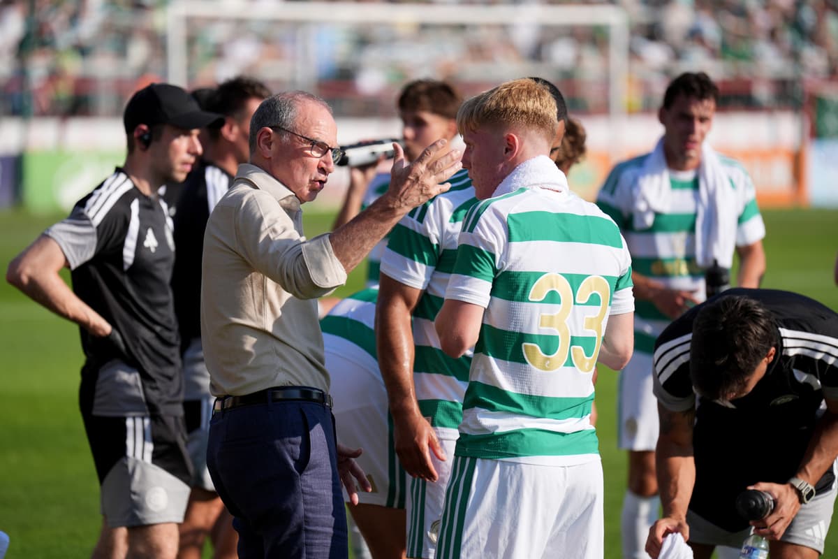 Dermot Desmond verfolgt den Saisonauftakt von Celtic mit einem ...