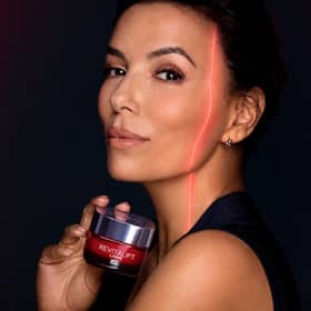 The L'Oréal Paris Revitalift Laser bundle, promoted by Eva Longoria, combines a tri-peptides serum with a hydrating day moisturiser in one discounted skincare set.
