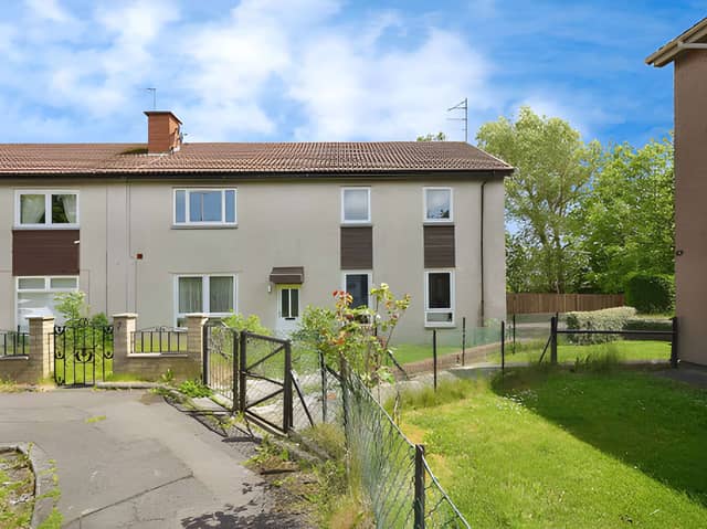 The upper flat has its own private main door entrance and sits on Park View in the heart of Loanhead