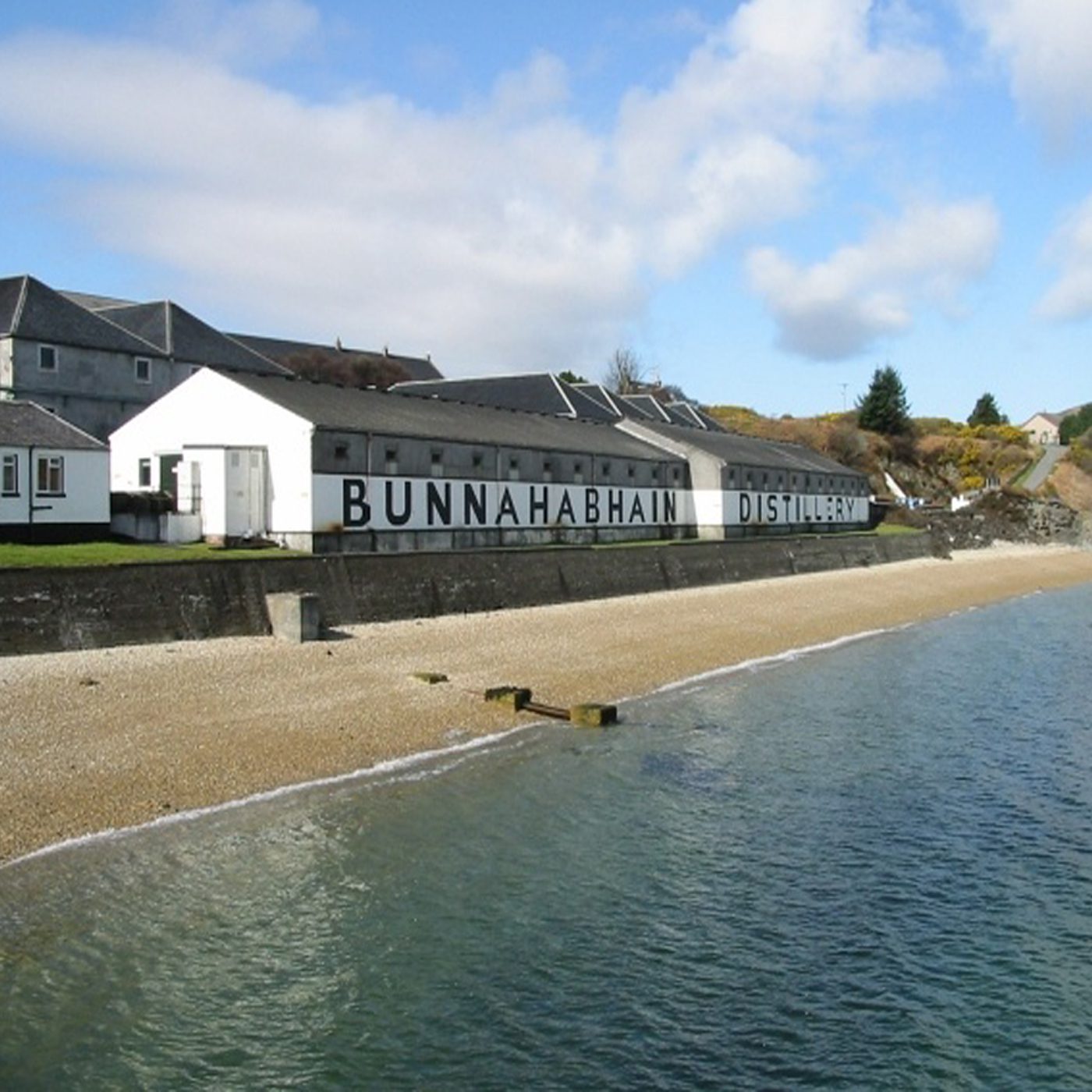 Bunnahabhain_distillery_from_pier._-_geograph.org.uk_-_303017