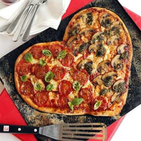SPECTRUM/NICK NAIRN FOOD - A HEARTY PIZZA.