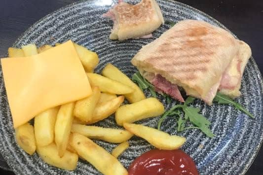 Angus Scott was expecting good things when he ordered his meal at Edinburgh Airport (Photo: Twitter/@angusscottt)