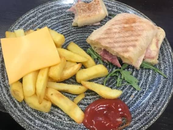 Angus Scott was expecting good things when he ordered his meal at Edinburgh Airport (Photo: Twitter/@angusscottt)
