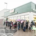Photographer-Ian Georgeson-07921 567360
Traffic chaos on the first day of trading at Krispy Kreme, Edinburgh, customers cue to buy there doughnuts.