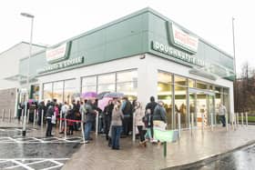 Photographer-Ian Georgeson-07921 567360
Traffic chaos on the first day of trading at Krispy Kreme, Edinburgh, customers cue to buy there doughnuts.
