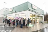 Photographer-Ian Georgeson-07921 567360
Traffic chaos on the first day of trading at Krispy Kreme, Edinburgh, customers cue to buy there doughnuts.