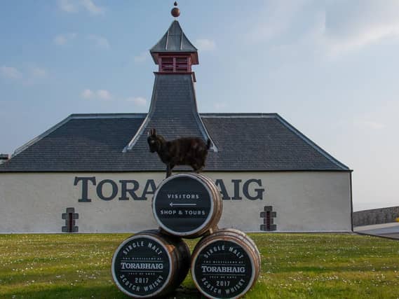 _Dave Broom & Alasdair Day with the first cask - credit Scott Mooney