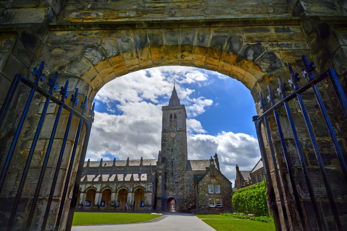St Andrews schlägt Oxford und Cambridge und belegt den ersten Platz im ...