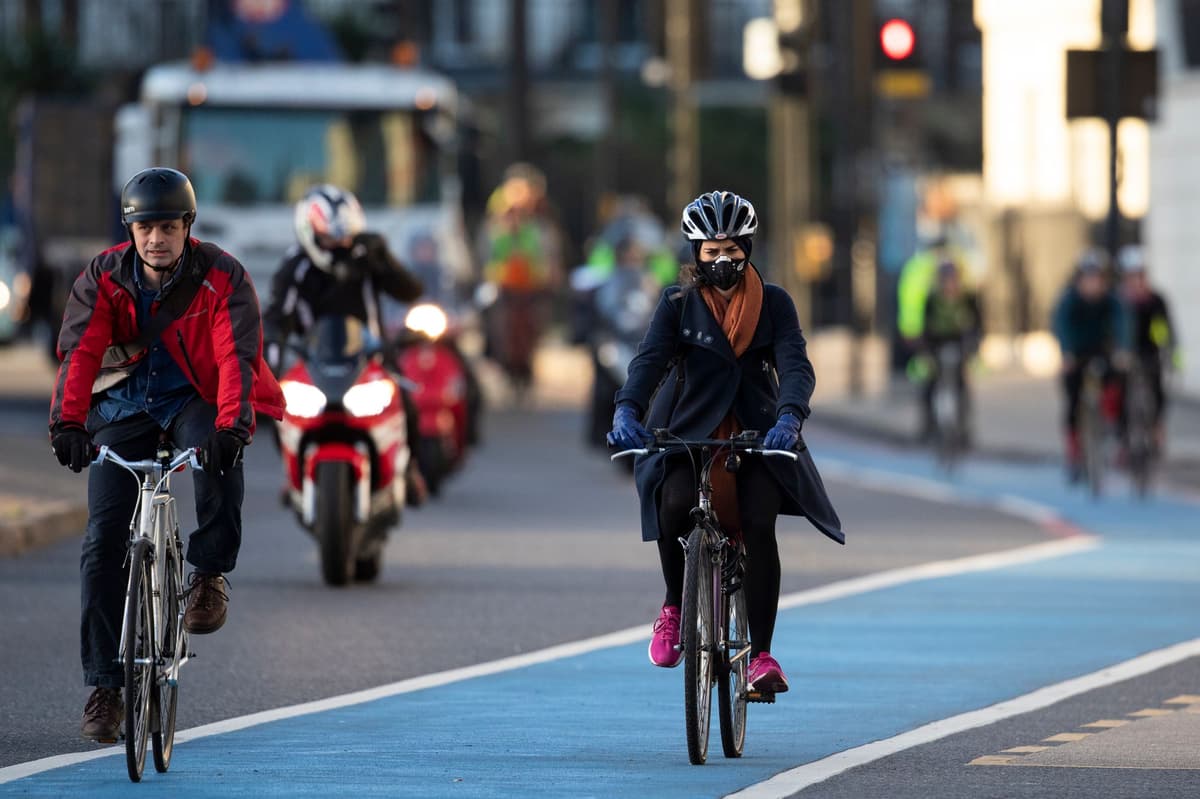 Radfahrer werden dringend gebeten, im dichten Verkehr Masken zu tragen ...