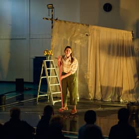 Alice Mary Cooper performing the Catherine Wheels show Lightning Ridge as part of Theatre in Schools Scotland (TiSS)