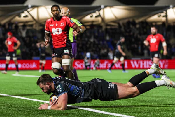 Warriors' Ollie Smith scores the match-winning try.