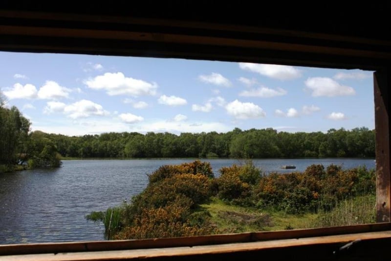 42-hectare woodland & wetland habitat with lakes, walking paths & wildlife viewing