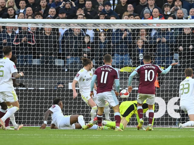 Manuel Lanzini was quick to react when the ball sprang loose following a scramble in the box. Whites debutant Leo Hjelde blocked Nikola Vlašić just as the Croatian was about to pull the trigger and Jarrod Bowen prevented Illan Meslier from gathering up the ball. But did the winger come from an offside position? After several minutes spent checking, the VAR deemed that he did not and the goal stood.