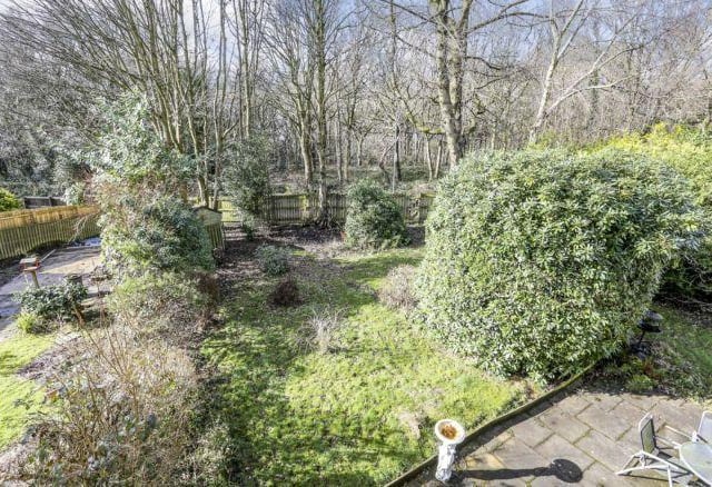 Situated in this popular location in Cookridge, which is situated close enough to enjoy all of what Cookkridge, Horsforth, Headingley and West Park have to offer.