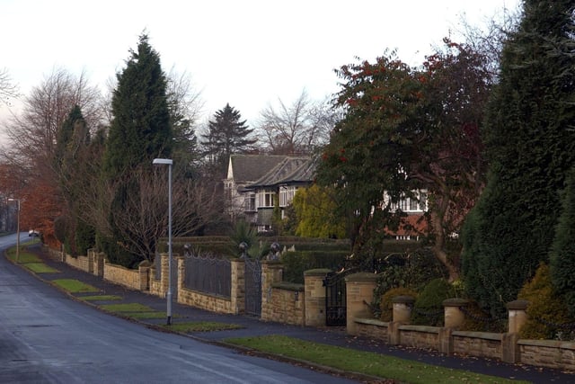 The average property price in Alwoodley was £350,000.