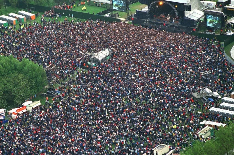 Thousands of fans gathered to see The Verve