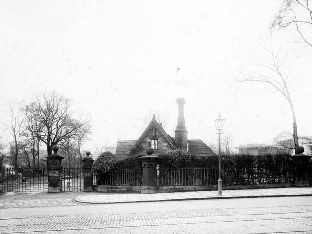 The entrance gates to Beckett's Park in April 1932. On the right new houses on St. Chads Drive are being built.