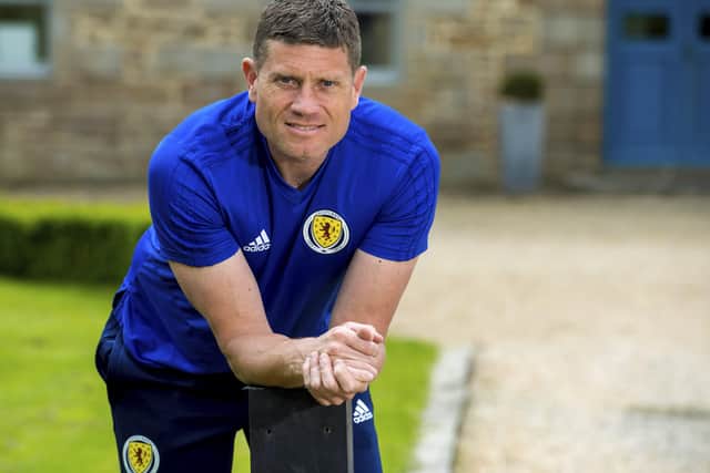 Former Dundee United goalkeeper Steve Banks has backed Micky Mellon for the Dundee United job.