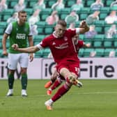 Lewis Ferguson coolly converts his first-half penalty to give Aberdeen victory at Easter Road. Picture: Ross Parker/SNS