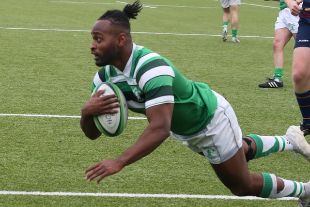 Declan Nwachukwu crosses the try line for Horsham. Picture by warwickpics.com