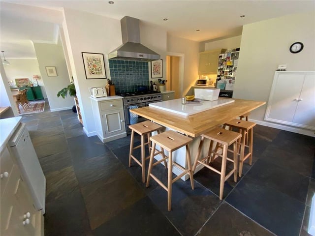 The property has a spacious kitchen/breakfast room. SUS-211011-105526004