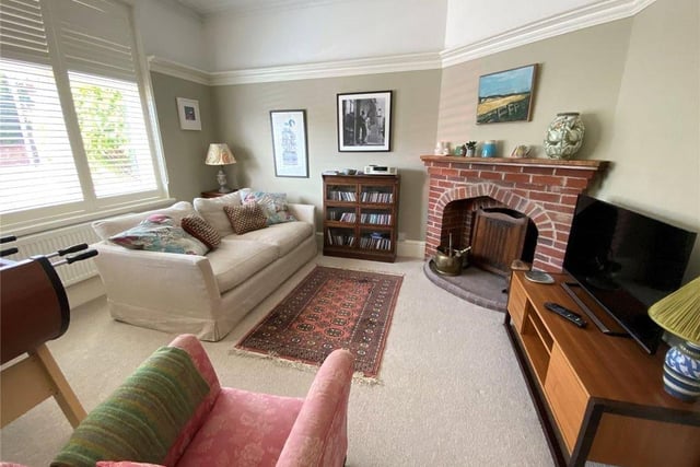 The property is served by a range of local facilities including the private schools of Meads and the Royal Eastbourne Golf Course is nearby. SUS-211011-105546004