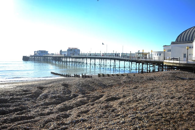 Beautiful Worthing seafront in the sun. Pic S Robards SR2201132 SUS-220113-132406001
