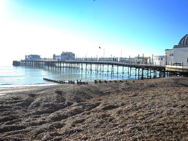 Beautiful Worthing seafront in the sun. Pic S Robards SR2201132 SUS-220113-132406001