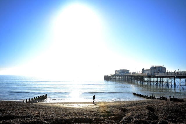 Beautiful Worthing seafront in the sun. Pic S Robards SR2201132 SUS-220113-132417001