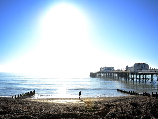Beautiful Worthing seafront in the sun. Pic S Robards SR2201132 SUS-220113-132417001