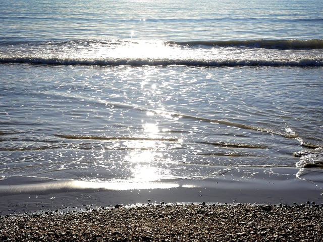 Beautiful Worthing seafront in the sun. Pic S Robards SR2201132 SUS-220113-132508001