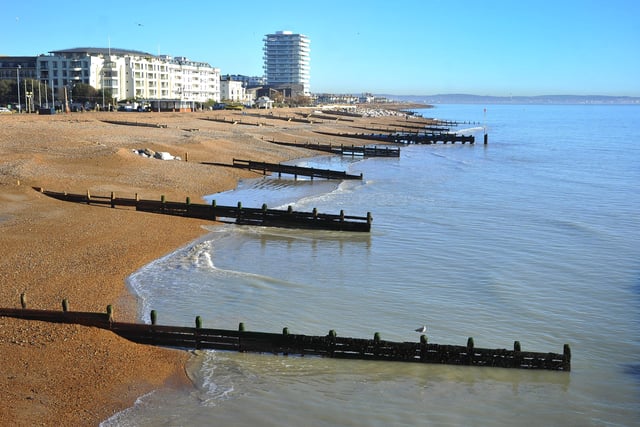 Beautiful Worthing seafront in the sun. Pic S Robards SR2201132 SUS-220113-132443001
