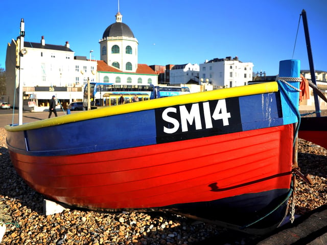 Beautiful Worthing seafront in the sun. Pic S Robards SR2201132 SUS-220113-132630001