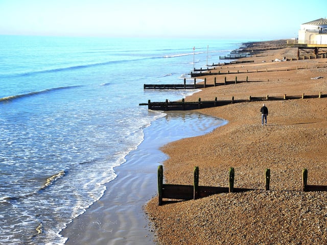Beautiful Worthing seafront in the sun. Pic S Robards SR2201132 SUS-220113-132603001