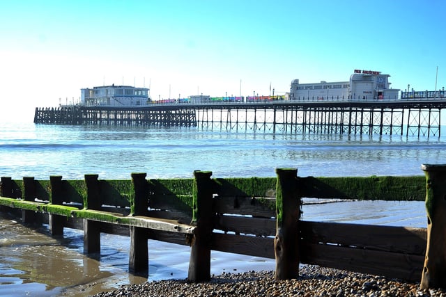 Beautiful Worthing seafront in the sun. Pic S Robards SR2201132 SUS-220113-132546001