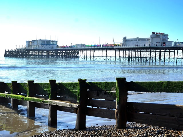 Beautiful Worthing seafront in the sun. Pic S Robards SR2201132 SUS-220113-132546001