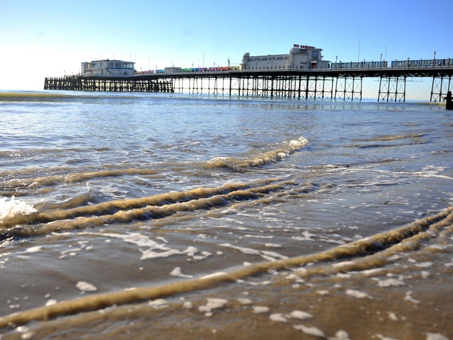 Beautiful Worthing seafront in the sun. Pic S Robards SR2201132 SUS-220113-132641001