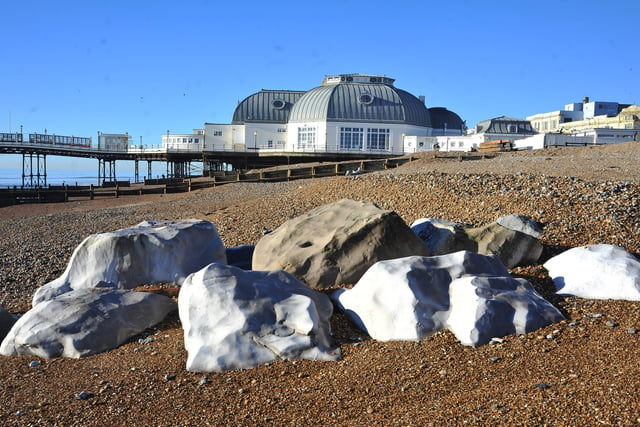 Beautiful Worthing seafront in the sun. Pic S Robards SR2201132 SUS-220113-132534001