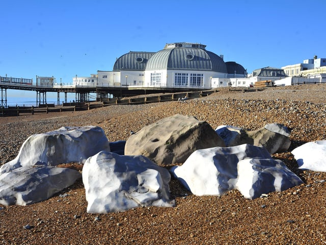 Beautiful Worthing seafront in the sun. Pic S Robards SR2201132 SUS-220113-132534001