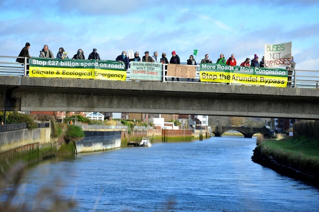 Extinction Rebellion protest against Arundel Bypass. Pic S Robards SR2201292 SUS-220129-162341001