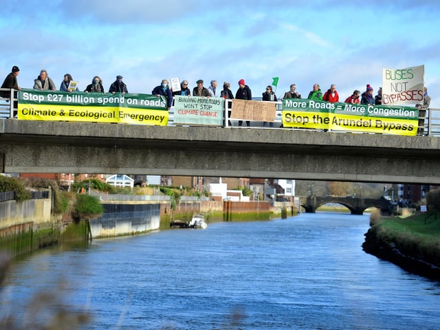 Extinction Rebellion protest against Arundel Bypass. Pic S Robards SR2201292 SUS-220129-162341001