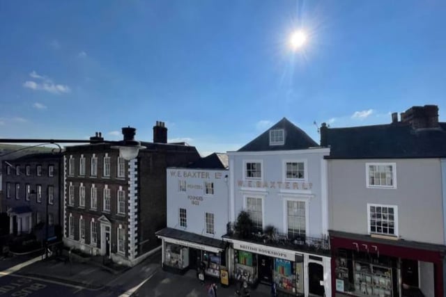 This well presented one bedroom second floor apartment located in central Lewes is available chain free. It is being sold by agent Fox and Sons via Zoopla. SUS-221003-143558001