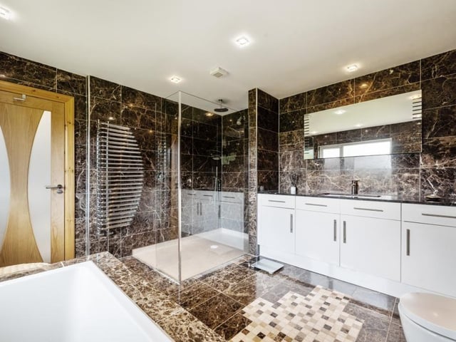 Principal bedroom en-suite.