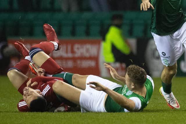 Ryan Porteous challenges Christian Ramirez during Hibs 1-0 win over Aberdeen. (Photo by Ross Parker / SNS Group)