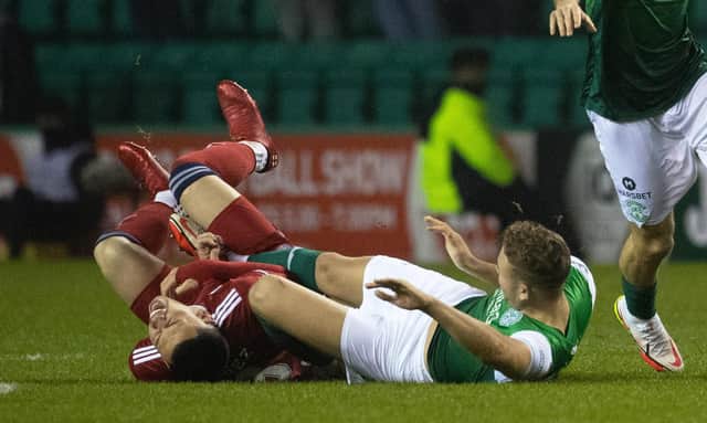 Ryan Porteous challenges Christian Ramirez during Hibs 1-0 win over Aberdeen. (Photo by Ross Parker / SNS Group)