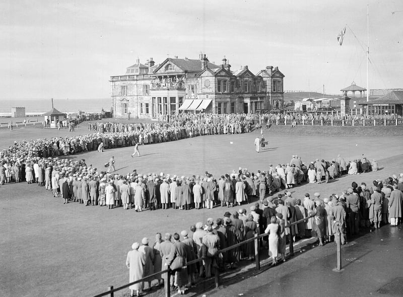 A general view of the 18th green at St Andrews during the 1955 Walker Cup.