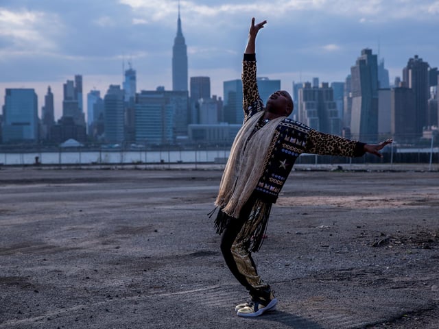 Watch Unbreakable Kimmy Schmidt sees Kimmy, a 29-year-old woman rescued from a doomsday cult in Indiana, attempt to navigate through her wide new world in the big city.